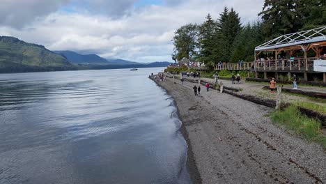 Gente-Caminando-En-La-Costa-Del-Estrecho-De-Icy-Point-En-Hoonah-Alaska-En-Un-Día-Tranquilo