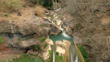 Los-Turistas-Nadan,-Pasan-El-Rato-Y-Disfrutan-De-La-Vista-De-Las-Cascadas-En-El-Parque-Cascada-De-Comala-Cerca-De-Chiquilistlán,-Jalisco,-México