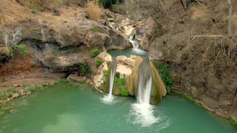 Luftaufnahme-Eines-Paares,-Das-Zum-Natürlichen-Pool-Des-Cascada-De-Comala-Parks-In-Chiquilistlan,-Mexiko-Geht
