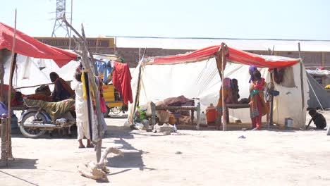 Video-Der-Armen-Familie,-Die-In-Einem-Schlecht-Gebauten-Zelt-Im-Heißen,-Trockenen-Klima-Pakistans-Lebt