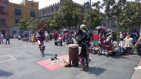 Touristen-Versammeln-Sich-Im-Stadtzentrum-Von-Mexiko,-Um-Die-Folklore-Und-Die-Menschen-In-Aztekischen-Kostümen-Bei-Ritualen-Und-Tänzen-Zu-Beobachten