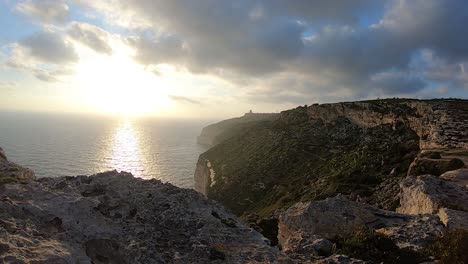 Malta-High-Level-Cliff-Rotierender-Zeitraffer-Sehr-Beeindruckender-Sonnenuntergang-Mit-Sonnenstrahl-Zum-Mittelmeer