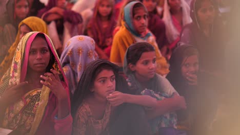 Video-Von-Zahlreichen-Kleinen-Mädchen-Mit-Dupatta-Auf-Dem-Kopf,-Die-Im-Klassenzimmer-Der-Schule-Im-Ländlichen-Pakistan-Auf-Der-Matte-Sitzen