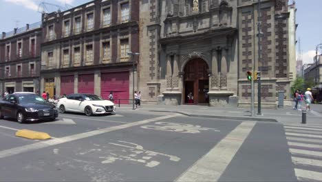 Eine-Der-Straßen,-Die-Zum-Zocalo-In-Der-Mexikanischen-Innenstadt-Mit-Der-Kathedrale-Im-Hintergrund-Führen