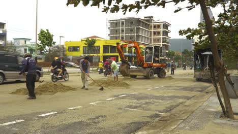 Leute,-Die-Straßen-Vom-Sand-Nach-Tropischem-Taifun-In-Der-Stadt-Da-Nang,-Vietnam,-Reinigen