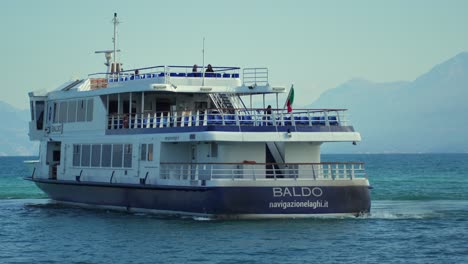 Ferry-Saliendo-Del-Puerto-Con-Pasajeros-Turísticos-En-El-Lago-De-Garda-En-Italia