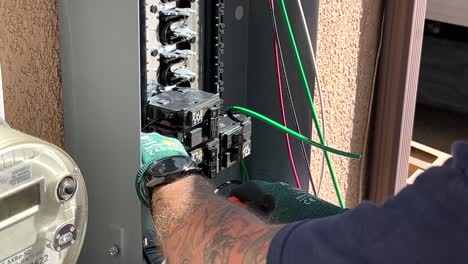 Electricista-Trabajando-En-La-Caja-De-Alimentación-Del-Circuito,-Conectando-Cables-Durante-La-Instalación-Del-Sistema-De-Paneles-Solares