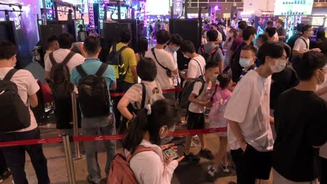 Chinesische-Gamer-Und-Junge-Besucher-Stehen-Während-Des-Computer--Und-Kommunikationsfestivals-In-Hong-Kong-In-Der-Schlange,-Um-Virtual-reality-shooting-videospiele-Zu-Spielen