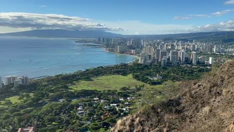 Blick-Auf-Den-Strand-Und-Die-Stadt-Von-Waikiki-Von-Der-Spitze-Des-Kraters-Diamond-Head-In-Honolulu,-Hawaii