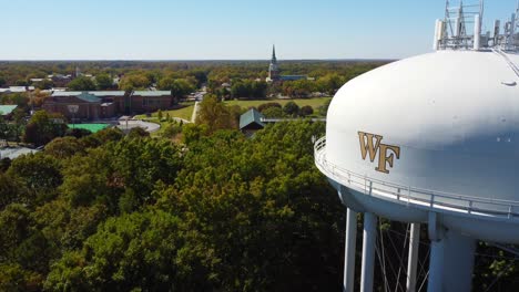 Wasserturm-Auf-Wake-Forest-University-Campus-Mit-Wartekapelle-Im-Hintergrund,-Winston-Salem,-NC