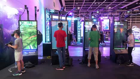 Junge-Chinesische-Spieler-Und-Besucher-Spielen-Virtual-reality-multiplayer-shooting-videospiele-Während-Des-Hong-Kong-Computer-And-Communication-Festival-In-Hong-Kong