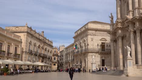 Piazza-del-Duomo,-Cathedral-of-Syracuse,-Artemision-in-Siracusa,-Sicily,-Italy-with-tourists-at-sunny-day
