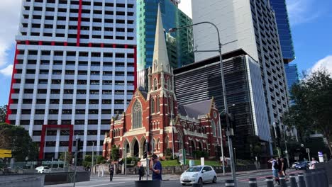 Innenstadt-Von-Brisbane-City,-Fußgänger,-Die-Die-Straße-überqueren,-Autos,-Die-An-Der-Denkmalgeschützten-Viktorianischen-Gotischen-Wiederbelebungsarchitektur-Vorbeifahren,-Albert-Street,-Die-Die-Kirche-Im-Hintergrund-Vereint,-Statische-Aufnahme