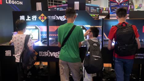 Junge-Chinesische-Besucher-Und-Gamer-Spielen-Online-Computer-videospiele,-Während-Spiel--Und-Technikfanatiker-Das-Hong-Kong-Computer-And-Communication-Festival-Besuchen