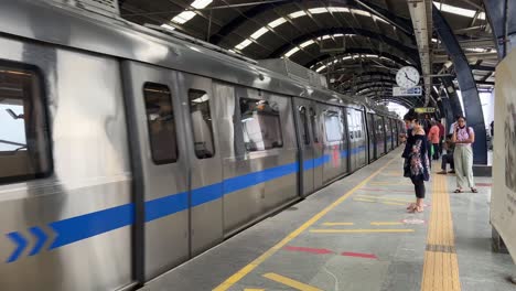 Eine-Dame-Steigt-In-Neu-Delhi,-Indien,-In-Einen-U-Bahn-Zug-Von-Delhi-Ein