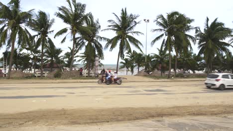 Verkehr-Auf-Der-Mit-Sand-Bedeckten-Straße-Nach-Tropensturm-In-Der-Stadt-Da-Nang,-Vietnam