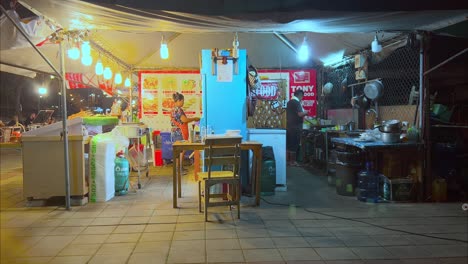 Pareja-Que-Trabaja-Como-Vendedores-Ambulantes-De-Comida-En-Pattaya,-Tailandia