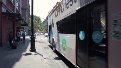 Autobús-Turístico-Rojo-Llamado-Metrobus-Conduciendo-Por-Una-De-Las-Calles-Del-Centro-De-La-Ciudad-De-México