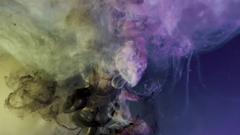 Tinta-De-Pintura-Púrpura,-Amarilla-Y-Negra-Mezclada-Bajo-El-Agua---Efecto-De-Nebulosa-Cósmica-Abstracta