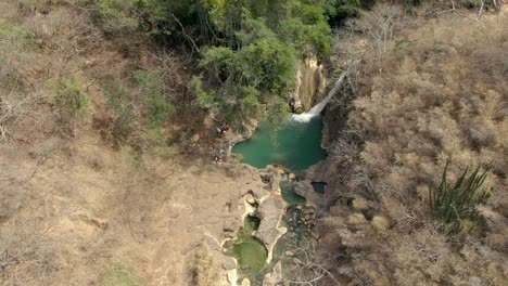 Atemberaubende-Landschaft-Des-Parks-Cascada-De-Comala-In-Chiquilistlan,-Jalisco,-Mexiko-Mit-Wasserfall-Und-Natürlichem-Pool