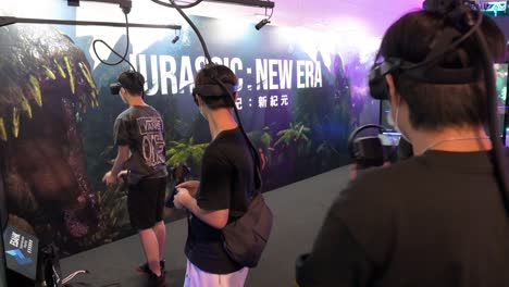 Chinesische-Junge-Spieler-Spielen-Virtual-Reality-Shooting-Videospiel,-Während-Sie-Während-Des-Computer--Und-Kommunikationsfestivals-In-Hongkong-Nachladen,-Zielen-Und-Auf-Ziele-Schießen