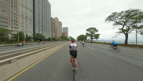 Chicago-Radfahrer,-Die-Auf-Der-Dusable-Lake-Shore-Drive-In-Nordrichtung-Fahren,-Fahren-Während-Des-Bike-The-Drive-2022-Red-Biker-North-Side