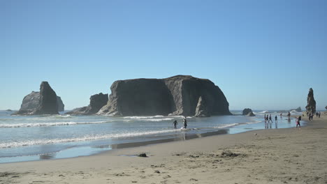Families-have-fun-at-the-beach-in-Bandon,-Oregon-Coast-during-summer-vacation