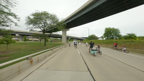 Radfahrer-Aus-Chicago,-Die-Während-Der-Bike-The-Drive-2022-Unter-Interstate-Ramps-Auf-Einer-Dusable-Lake-Shore-Drive-In-Nordrichtung-Fahren
