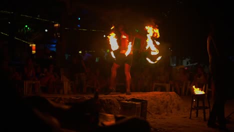 Espectáculo-De-Fuego-Peligroso-En-El-Sur-De-Tailandia.