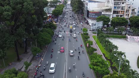 Motorräder-Im-Stadtzentrum-Von-Ho-Chi-Minh,-Erhöhter-Blick-Auf-Die-Straße-Unten