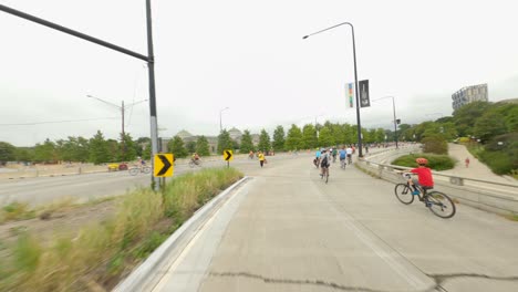 Chicago-Radfahrer,-Die-Auf-Dem-Dusable-Lake-Shore-Fahren,-Fahren-Während-Des-Radfahrens-Das-Halteschild-Der-Fahrt-2022-In-Richtung-Msi-In-Südrichtung
