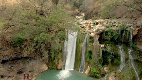 Eine-Gruppe-Von-Menschen,-Die-Die-Aussicht-Rund-Um-Die-Wasserfälle-Genießen-Und-Fotos-Machen,-Und-Andere,-Die-Im-Cascada-De-Comala-Park-In-Der-Nähe-Von-Chiquilistlán,-Jalisco,-Mexiko,-Schwimmen