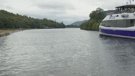 Sight-seeing-cruise-over-Loch-ness