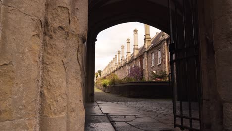 Wells-Cathedral-outside-arches-and-entrance-to-the-residences-that-surround-the-cathedral