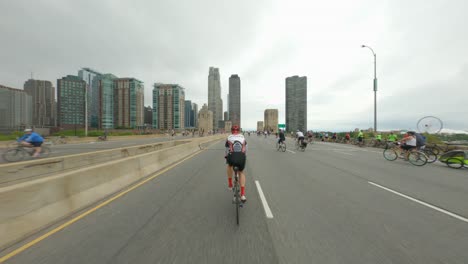 Chicago-Radfahrer,-Die-Auf-Dem-Dusable-Lake-Shore-Drive-In-Nordrichtung-Fahren,-Fahren-Während-Des-Bike-The-Drive-2022-North-Side-Skyline-Riesenrad-Navy-Pier