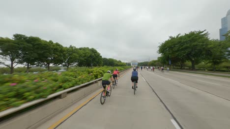 Ciclistas-De-Chicago-Viajando-Hacia-El-Sur-En-Dusable-Lake-Shore-Drive-Durante-La-Bicicleta-The-Drive-2022-South-Loop