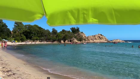 Menschen-Im-Sommerurlaub-Genießen-Den-Sonnigen-Tag-Am-Korsischen-Strand-Von-Canella-Mit-Türkisfarbenem-Meerwasser-Auf-Korsika,-Frankreich