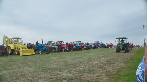 Tractor-Display-And-Parade-At-Great-Trethew-Vintage-Rally-In-Liskeard,-UK