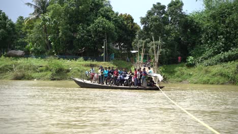 People-are-crossing-the-river-by-boat