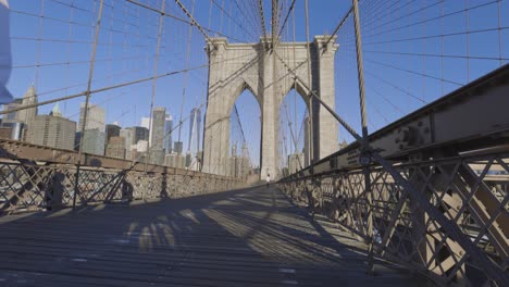 Brooklyn-Bridge-4k-Familie-Zu-Fuß-Vorbei
