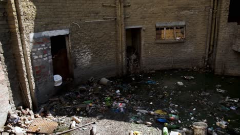 Müll-In-Der-Mitte-Eines-Gebäudes-In-Gugulethu,-Kapstadt,-Südafrika
