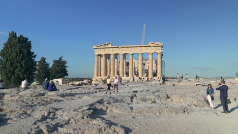 Akropolis-Im-Parthenon-Gebiet-Mit-Touristen,-Die-Den-Ort-Besuchen