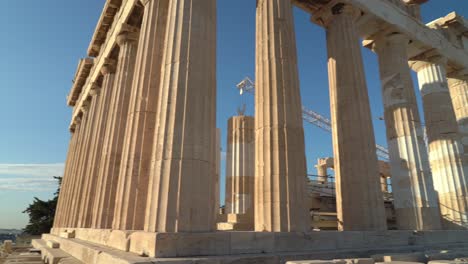 Sonnenbeschienene-Marmorkolonnade-Der-Akropolis-Im-Parthenon