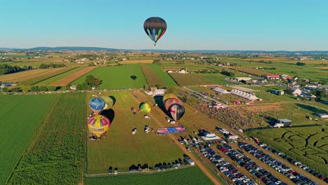 Vogel-In-Der-Hand,-Pennsylvania,-19.-September-2021---Drohnenansicht-Mehrerer-Heißluftballons,-Die-Während-Eines-Ballonfestivals-An-Einem-Sonnigen-Tag-Am-Himmel-Schweben