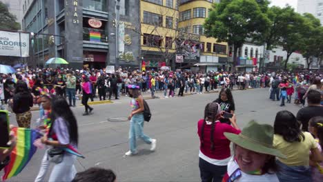 Gente-Queer-Reunida-Para-La-Marcha-Por-Los-Derechos-Lgtb-En-El-Centro-De-La-Ciudad-De-México