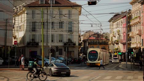 Establishing-shot,-busy-day-in-a-big-European-city,-public-transportation