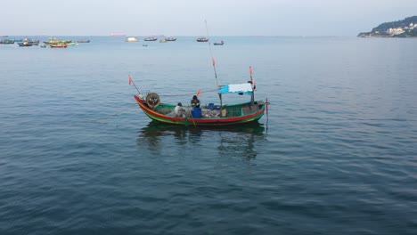 Ein-Kleines-Vietnamesisches-Fischerboot-Kehrte-Nach-Einer-Nacht-Auf-See-An-Land-Zurück