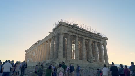 Touristengruppen,-Die-Das-Akropolis-Gebiet-Im-Parthenon-Gelände-Besuchen