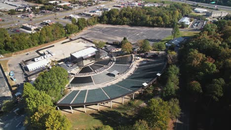 Aerial-side-pan-of-Oak-Mountain-Amphitheatre-in-Pelham,-Alabama