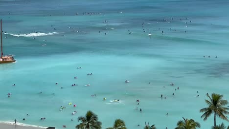 Tourists-enjoying-Waikiki-Beach-in-Honolulu,-Hawaii